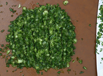 step2: 小白菜洗淨，切成碎末。