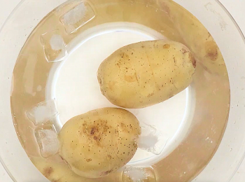 step3: 把薯仔放入凍水再靜置幾分鐘，待凍水變成溫水時取出薯仔。