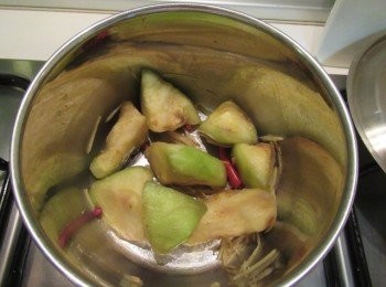 step3: 再開火放入步驟1拌勻,倒入昆布柴魚高湯,蓋鍋蓋用小火燜煮至茄子變軟.