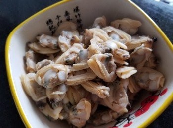 step3: 將蜆肉用黃酒，薑片稍為拖水，再壓出水份備用