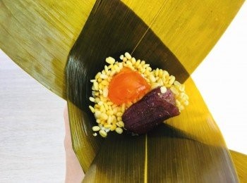 step7: 再加入鹹蛋黃及五花腩。