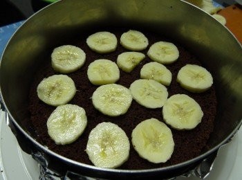 step17: 8吋慕絲圈用錫紙封底， 放上一片蛋糕， 再倒進一部分慕絲及放上香蕉片； 再放上另一層蛋糕， 然後倒進餘下的慕絲糊;  雪 4 小時 至慕絲凝固
(不要過滿； 因面層要與留1/2cm位置留作<span class="group_5">朱古力鏡面</span>用。 )