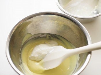 step3: 將2 分成數次加入(B)中，用橡皮刮刀混拌均勻。