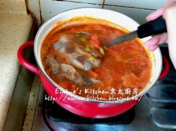 step9: 加入2湯匙茄膏及適量熱水 , 拌勻用中火煲15分鐘至滾 , 蓋上蓋轉慢火先煲1小時