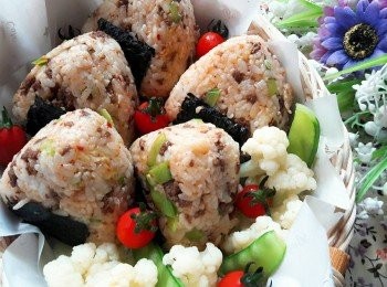 step8: 最後把汆燙好的白花菜和荷蘭豆放入 , 再加幾顆迷你小蕃茄增色即可