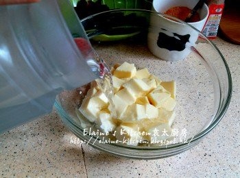 step6: 雞蛋豆腐蒸好後去邊切粒 , 放入大碗內加入冰水浸過面靜待10分鐘