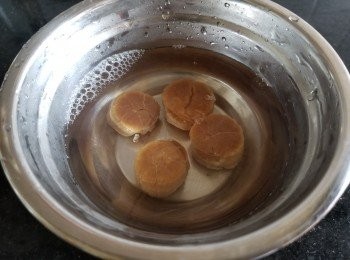 step2: 預先將瑤柱用少少水，浸過面便可，浸泡 30 分鐘