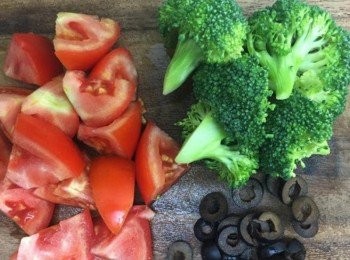 step2: 花椰菜切成一小顆、番茄切塊、黑橄欖切片