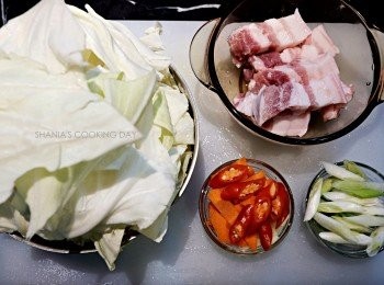 step1: 將以上的材料洗淨切好備用，就可以開始料理囉!