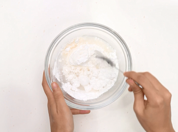 step1: 準備一個乾淨的碗，倒入麵粉、糯米粉，加清水攪拌均勻。