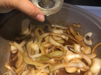 step10: 加入醬油，味醂、料理酒、糖、水煮滾，洋蔥開始軟身