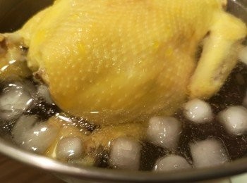 step6: 用冰水浸洗雞隻。