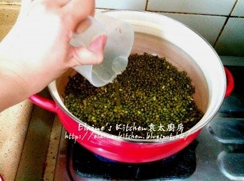 step5: 再加入第二次水(50ml)繼續用中火炒多2分鐘至收乾水份