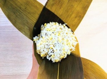 step8: 再鋪上綠豆及糯米。