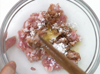 step1: 豬肉<span class="group_2">調味</span>，攪拌均勻。