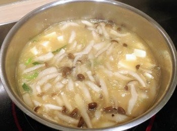 step3: 將大蔥洗淨，切成細片。加入少量大蔥於水中，剩下的放於湯面。
滾起後，加入鰹魚粉及逐少加入味噌，自行試味。