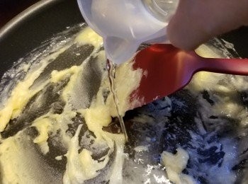 step7: 再加入250g水將麵粉推至完全溶解(不能夠大火,否則煮熟麵粉變一舊舊,麵粉不能溶解)