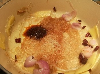 step3: 再爆香乾辣椒，花椒和 麻辣醬，最後落粉絲同炒， 再加入餘下的調味料炒混，將粉絲攞起備用。