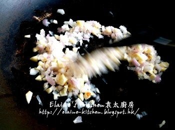 step8: 鑊中加入蒜粒 , 乾蔥粒爆香