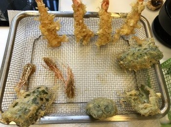 step10: 炸好蝦放在網盤上瀝油。炸蝦頭不用沾炸漿，沾少許薄力粉，直接炸可以了。(另外也炸了青椒作裝飾)
