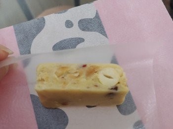 step6: 用食用糯米紙包好再卷上糖紙便完成