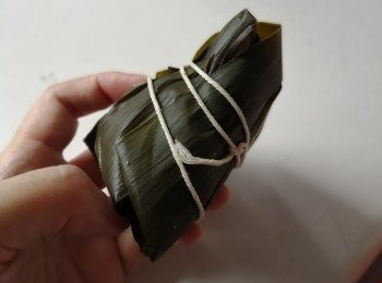 step1: 先將竹葉用滾水淥軟泡著至葉子呈深綠色備用