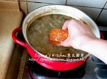 step9: 1小時後加入片糖拌勻 , 轉用中火煮至片糖完全溶掉