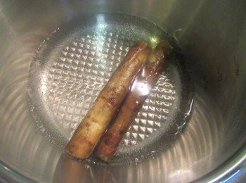 step2: 將步驟1與水(分量外,蓋過牛蒡)放入快鍋,加壓1分鐘熄火待洩壓.開鍋蓋撈起切易入口大小備用.