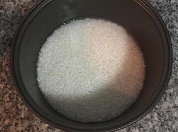 step2: 泡過的糯米加入水和油放入電飯鍋中，要把米都鋪平在水底，這個量的水是剛剛好淹沒糯米的量，接著按一般煮飯行程，煮好後不要馬上打開，燜個5分鐘再開鍋。