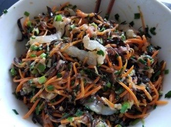 step11: 再放入免治豬肉，蝦仁，糖，雞粉，胡椒粉，大地魚粉，麻油，生粉撈好