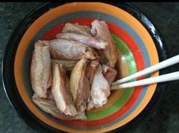 step2: 加入<span class="group_2">醃</span>料<span class="group_2">醃</span>約一小時。
胡椒粉、糖、鹽、麻油、生抽、玫瑰露酒。