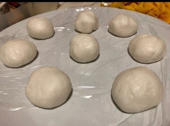 step1: 水煮溶糖 攪拌....溶晒 趁熱倒入糯米粉..攪拌....
帶手套搓成團再加油搓到光滑....
準備碟放保鮮紙係上面...
有手搓..把粉團分8個 搓圓....
#記得蓋上保鮮紙...避免風乾..