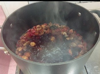 step3: 洗淨羅漢果整散佢，水滾落材料大滾5分鐘後轉中細火煲25分鐘就完成。