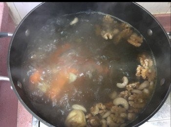 step2: 煲內放入清水，然後放入所有煲湯材料。待滾後，繼續大火煲滾20分鐘，之後轉中小火煲兩個鐘，完成