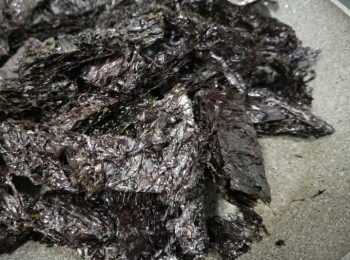 step2: 將油煮熱... 熄火... 放入紫菜快速拌勻... 炒至略脆!