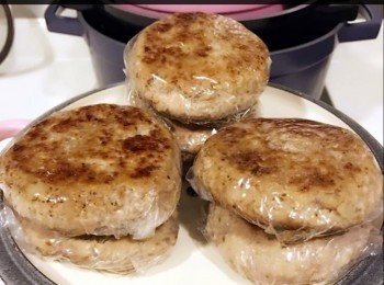 step2: 涼卻後便可以用保鮮紙， 獨立包起來放雪櫃冷凍，可以放3-4星期。