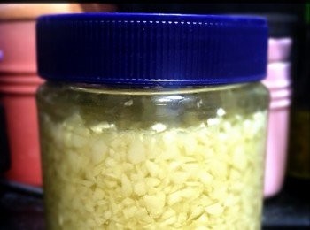 step4: 放入蒜蓉，油浸過面。
放入雪櫃可放一至兩個星期。