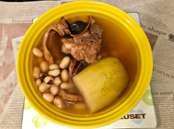 step4: 先將清水㷛滾，所有材料放入煲內，大火煲滾15分鐘，轉小火煲一個半小時，加鹽調味