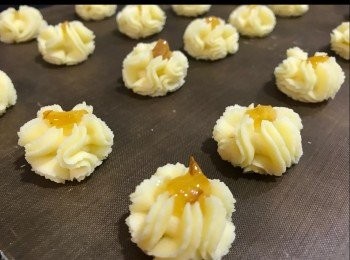 step2: 3）加入柚子醬汁拌勻
4）唧花
5）花中心放一點點柚子肉