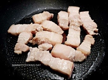 step3: 接著放入帶皮豬五花炒至變白。