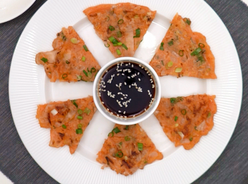 step4: 泡菜煎餅切片，撒上蔥花，完成~