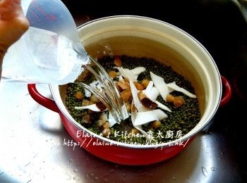 step6: 逐一放入准山 , 圓肉 , 果皮 , 加入3500ml水拌勻