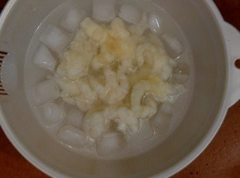 step10: 之後立即撈起加入冰水，冰至完全涼透