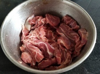 step3: 用糖，胡椒粉，雞粉，麻油，黃酒醃 15 分鐘，之後再用少少蒜頭，乾蔥爆炒至半熟備用