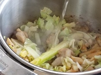 step4: 加入水份後，加蓋煮8分鐘。