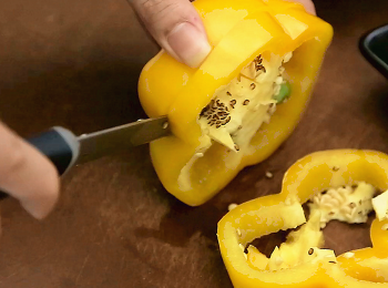 step1: 切圈，把刀插入三色椒中轉一圈去籽，一片片切成圈狀。