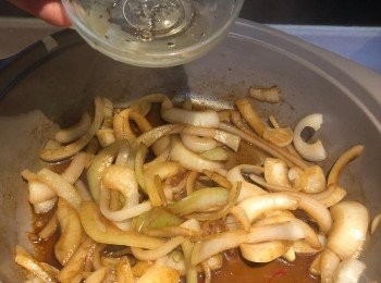 step9: 加入醬油，味醂、料理酒、糖、水煮滾，洋蔥開始軟身
