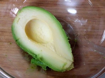 step5: 酪梨半個放到容器中