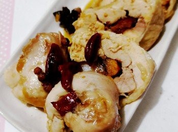 step1: 先將急凍雞肶浸泡粗塩解凍清洗乾淨後，下酒胡椒粉砌薑絲將雞肶以大火蒸熟取
出泡冰水描起備用