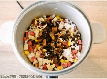 step3: 待電鍋跳起後，放入已用菜刀剁碎的和風鰹魚黑菇醬，並將所有<span class="group_1">食材</span>拌勻。